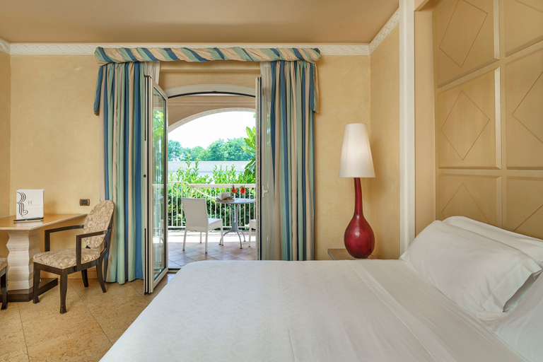 Bedroom 3, Romano Palace Luxury Hotel, Catania