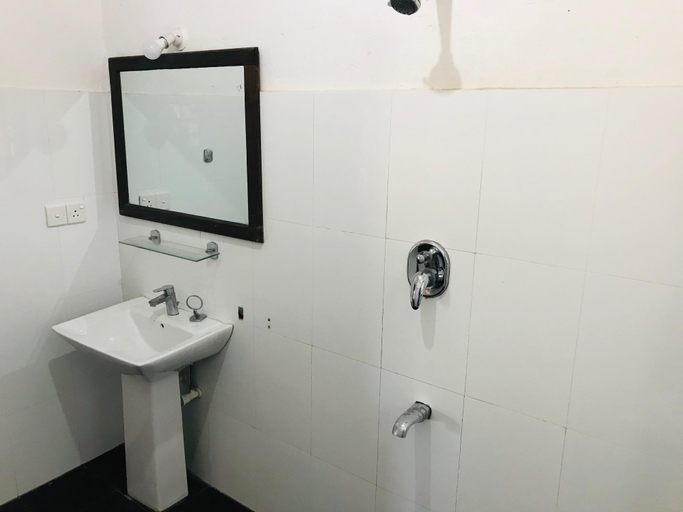 Bathroom, New Sunrise Batticaloa Hotel, Manmunai North