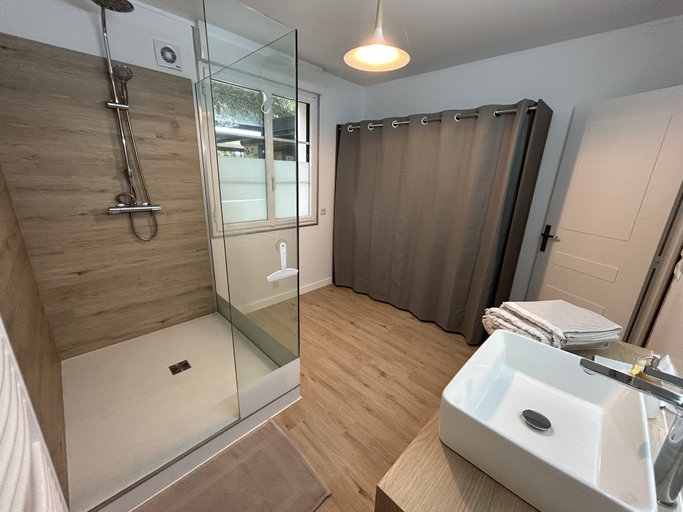 Bathroom 5, Le Clos des Lilas, Charente