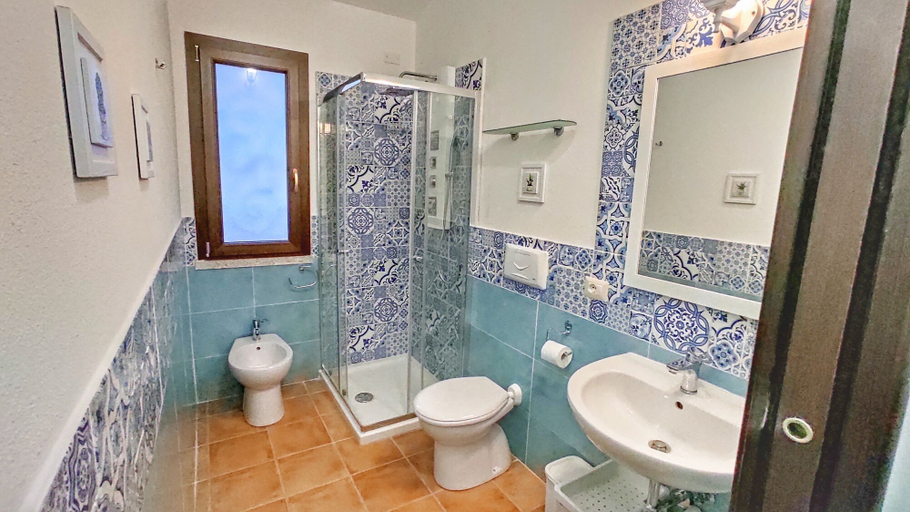 Bathroom 5, STELLA DORADA VACANZE BEDROOMS, Cagliari