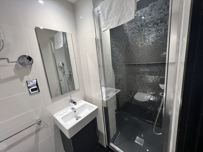 Bathroom 5, Great St Helen Hotel, London