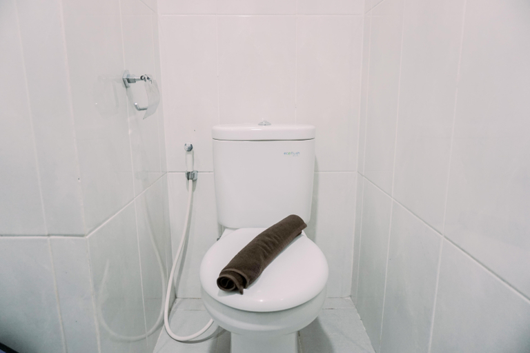 Bathroom 5, Compact and Homey Studio at Serpong Garden Apartment By Travelio, Tangerang