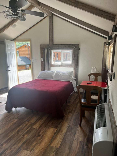 Bedroom 2, Scenic Valley Motel, Allamakee