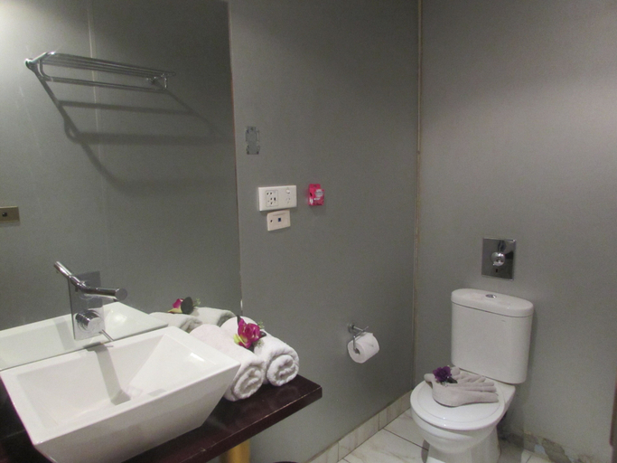 Bathroom 5, De Vos on the Park, Rewa