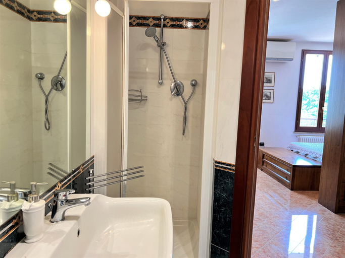 Bathroom 5, Provenzano Studios, Siena