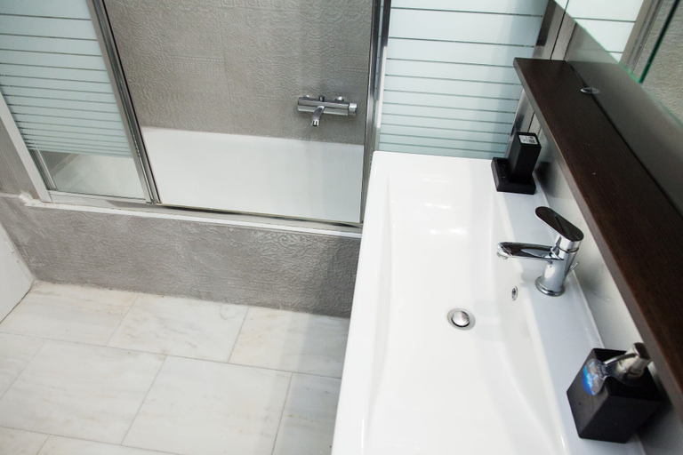 Bathroom 2, Glamorous Apt in central Athens, Attica