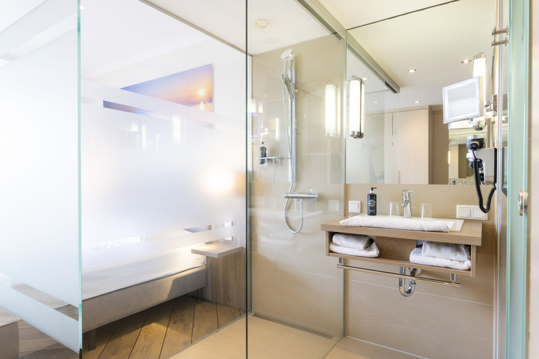 Bathroom 4, Hotel IV Jahreszeiten Lübeck, Lübeck