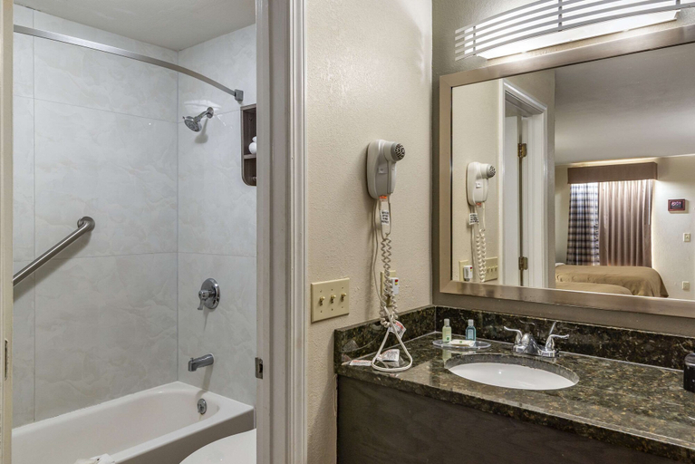 Bathroom 5, Quality Inn Conyers I-20, Rockdale