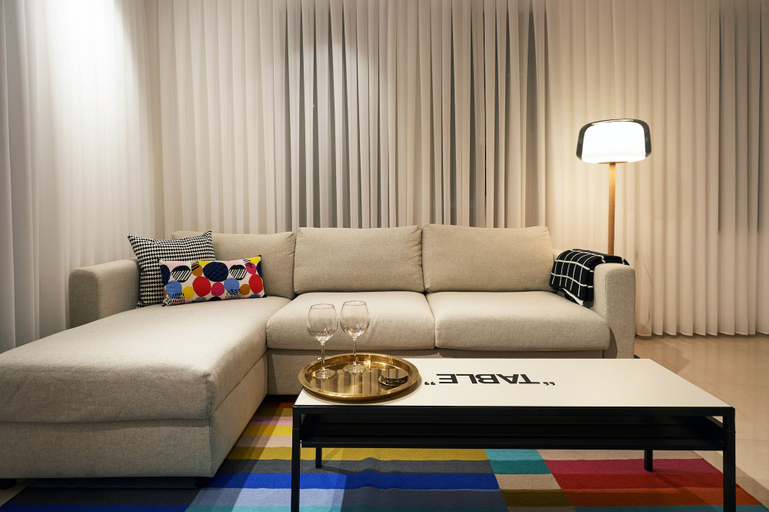 Others 4, Yehuda Market Suite