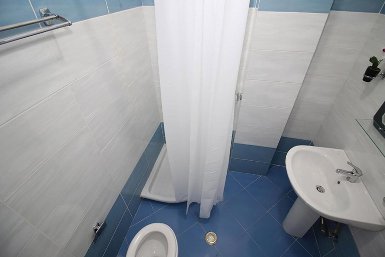 Bathroom 3, Hotel Prishtina, Sarandës