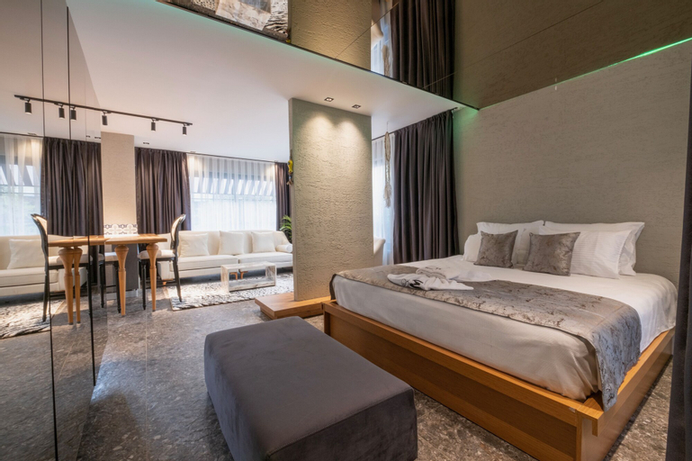 Wolf Suites, Merkez