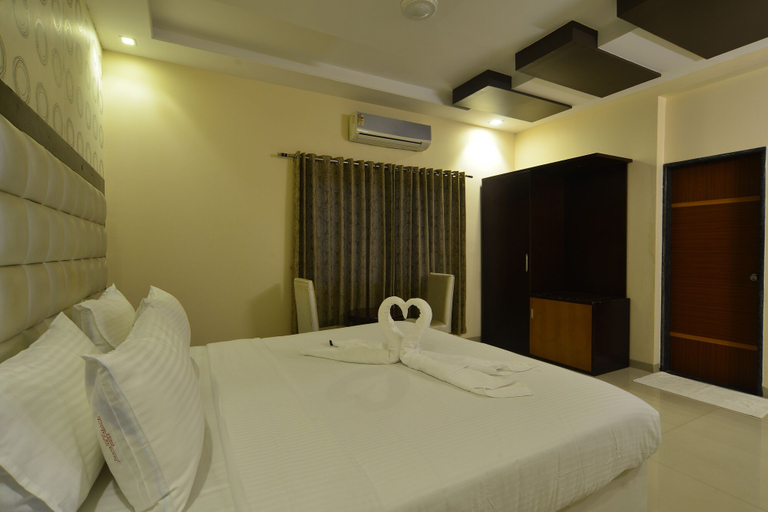 Bedroom 5, Hotel Jhankar Palace, Dhule