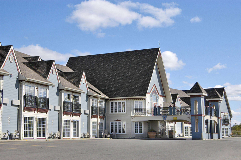 Exterior & Views