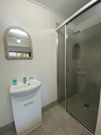 Bathroom 4, Tiona Palms Holiday Park, Great Lakes