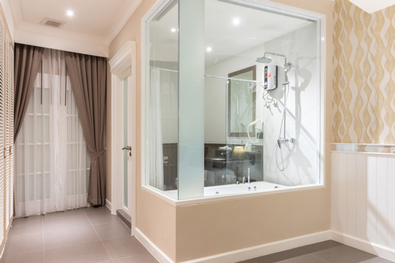 Bathroom 16