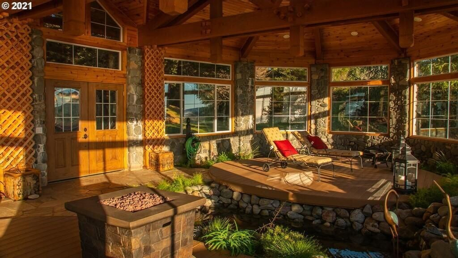 Lx28: Gold Beach Oceanfront Estate, Curry