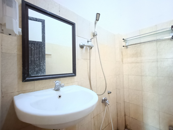 Bedroom 3, RedDoorz Syariah near Rumah Sakit Umum Wisata UIT, Makassar