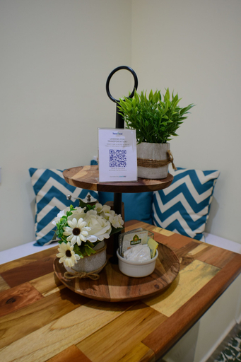 Food & Drinks, Hostted, Flores