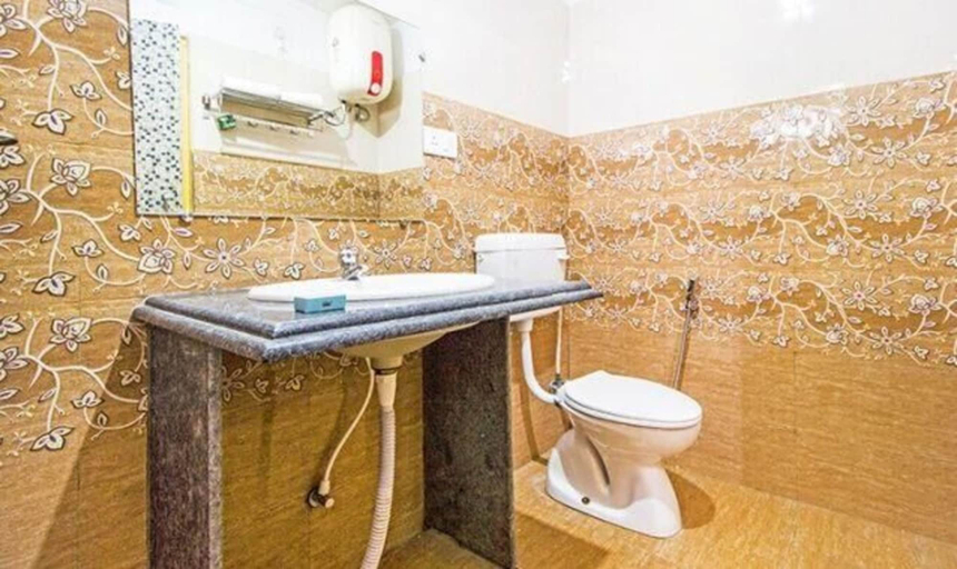 Bathroom 2, FabHotel Amaltas, Ranchi