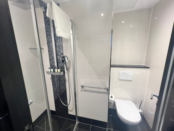 Bathroom 5, Great St Helen Hotel, London