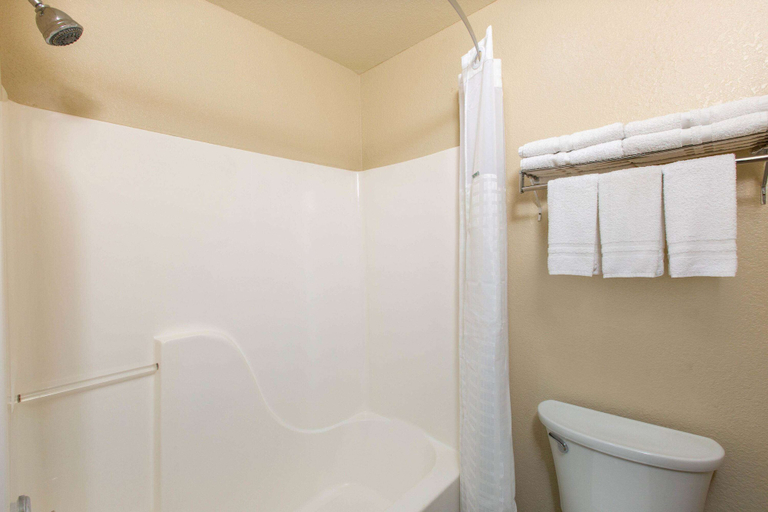 Bathroom 4, Super 8 by Wyndham Ottawa, Franklin
