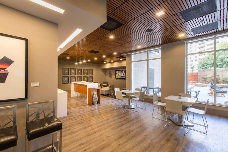 Food & Drinks 5, Fantastic Condo Crystal City Rooftop, Arlington
