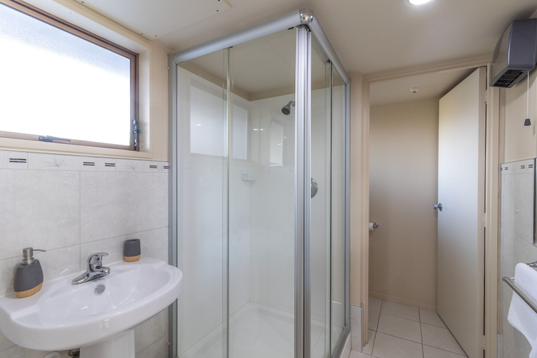Bathroom 3, Admirals Motor Inn, Nelson