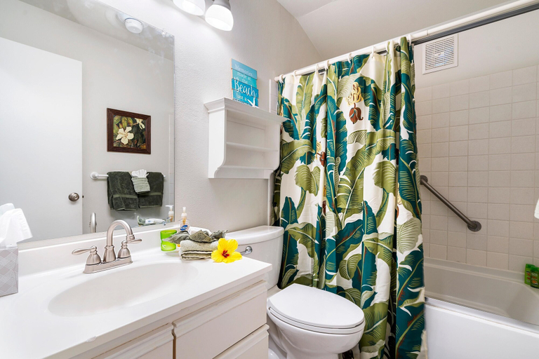 Bathroom 3, Kona Isle A4, Hawaii