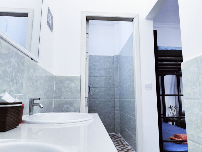 Bathroom 4, Bed & Bedzzz, Siem Reap