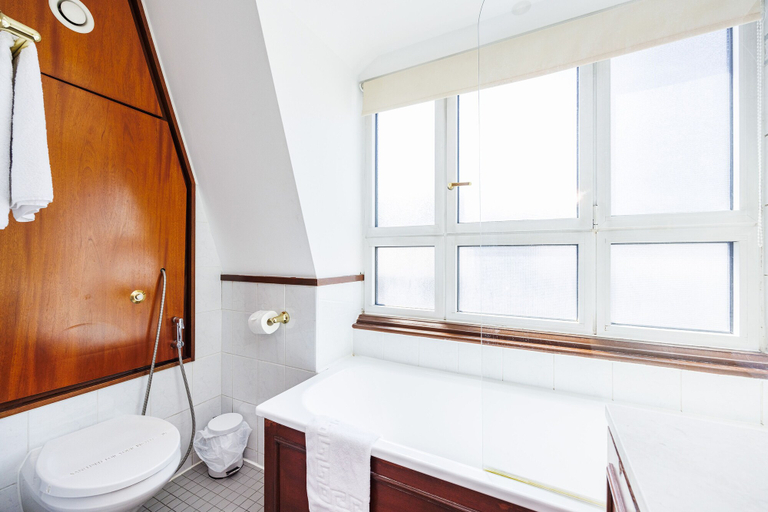 Bathroom 3, Carlton Court - Mayfair, London