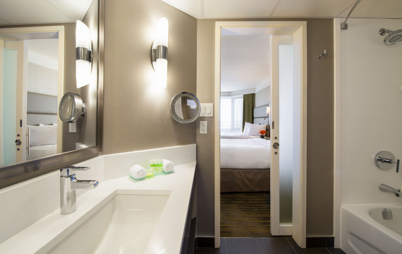 Bathroom 4, Saskatoon Inn, Division No. 11