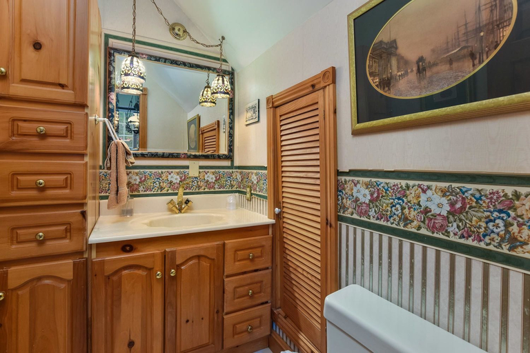 Bathroom 4, The Noble Suites, Leeds and Grenville