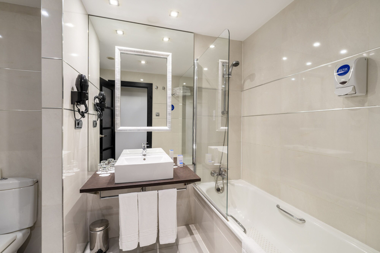 Bathroom 4, IBERIK Hotel Santo Domingo Plaza, Asturias