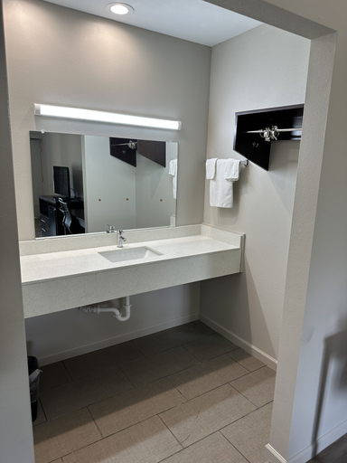Bathroom 5, Oakwood Inn, Allen