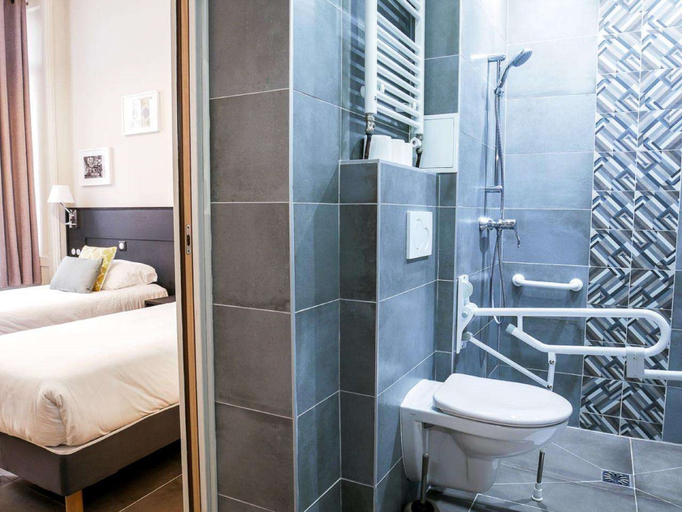 Bathroom 5, Hotel Bonsejour Montmartre, Paris