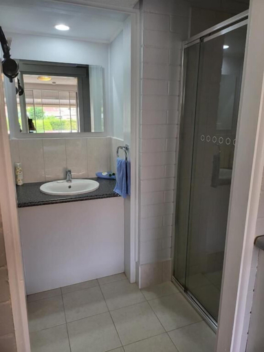 Bathroom 3, Peterborough Motel, Peterborough
