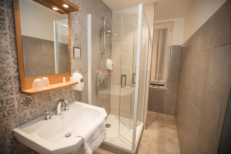 Bathroom 4, Hôtel de l'Univers, Ille-et-Vilaine