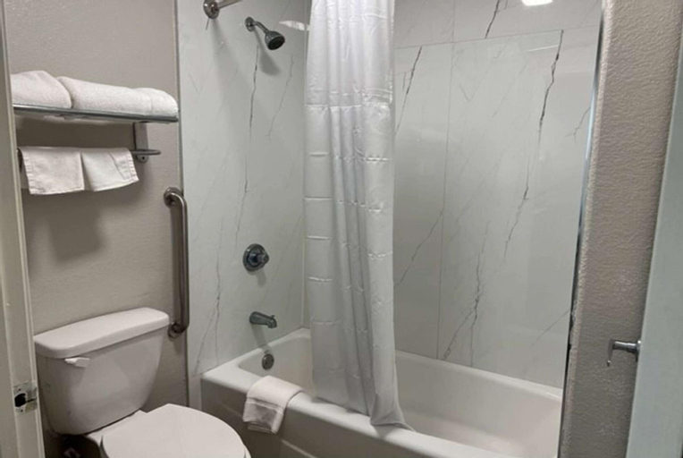 Bedroom 4, Super 8 by Wyndham Mont Belvieu/Baytown East, Chambers