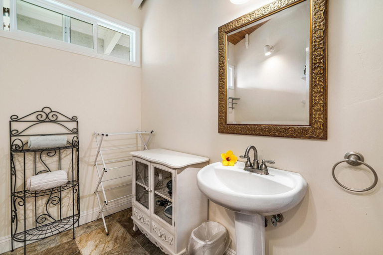 Bathroom 4, Ono Hale, Hawaii