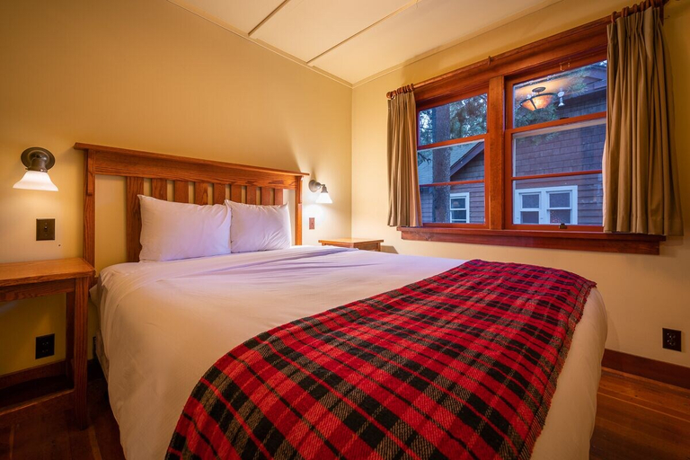 Bedroom 3, Johnston Canyon Lodge and Bungalows, Division No. 15
