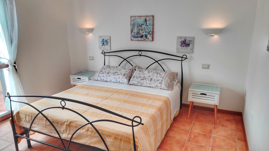 Bedroom 2, STELLA DORADA VACANZE BEDROOMS, Cagliari