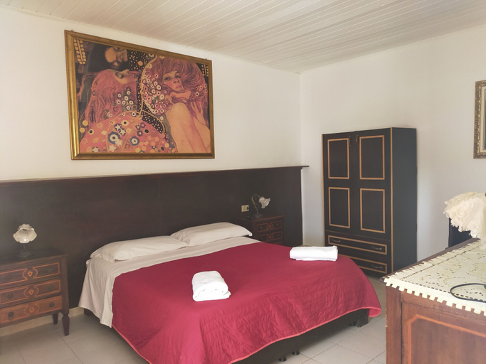Bedroom 4, Hotel Company, Messina