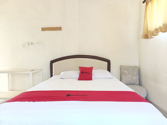 Bedroom 2, RedDoorz Syariah near Rumah Sakit Umum Wisata UIT, Makassar
