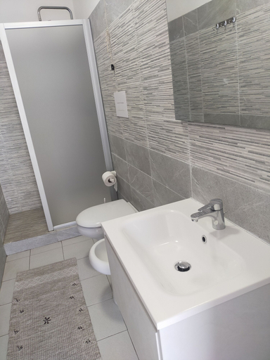 Bathroom 5, Hotel Company, Messina