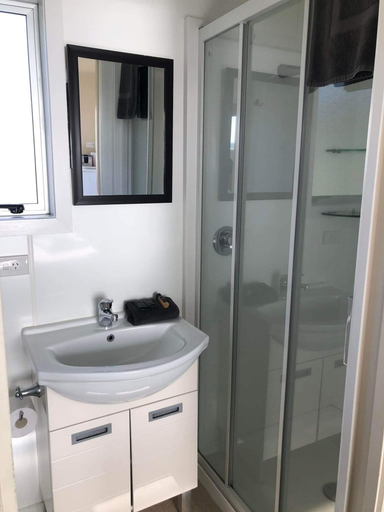 Bathroom 4, Pohara Beach Top 10 Holiday, Tasman