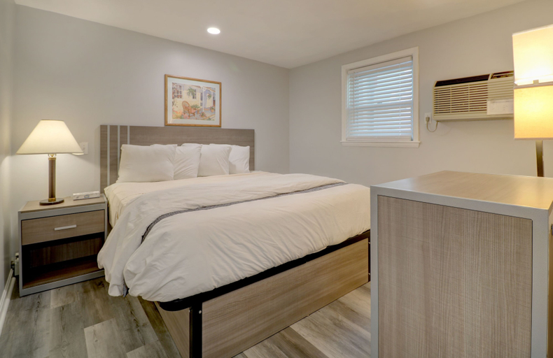 Bedroom 3, Hamilton Village Inn, Washington