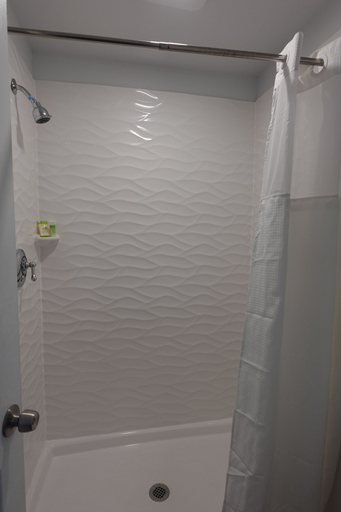 Bathroom 5, Blue Beach Motel, Washington