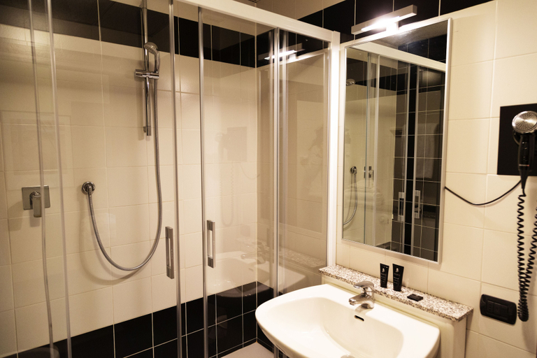 Bathroom 5, JR Hotels Bologna Amadeus, Bologna