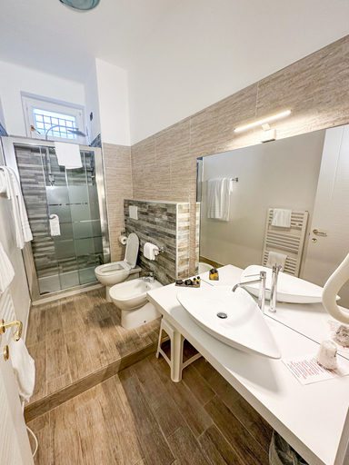 Bathroom 5, Hotel dell'Orto, Genova