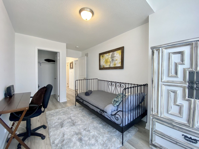 Bedroom 3, Luxurious Waterfront Residence, Durham